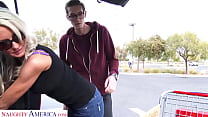 Naughty America – Emma Starr gets helped by a good Samaritan while grocery shopping