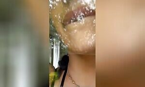 Aline Mineiro de fio dental socado no rabão e mostrando os peitos